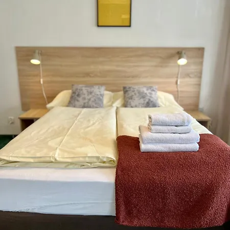 Azalia Проживание в семье Карпач