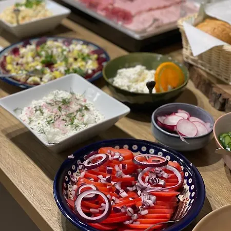 Проживание в семье Azalia