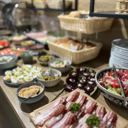 Проживание в семье Azalia