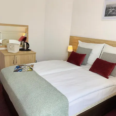 Azalia Проживание в семье Карпач